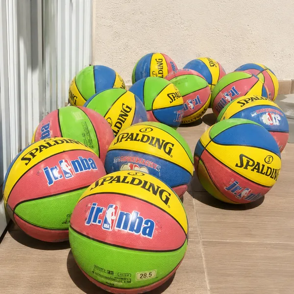 Bolas de basquete infantis usadas nas aulas do CDB