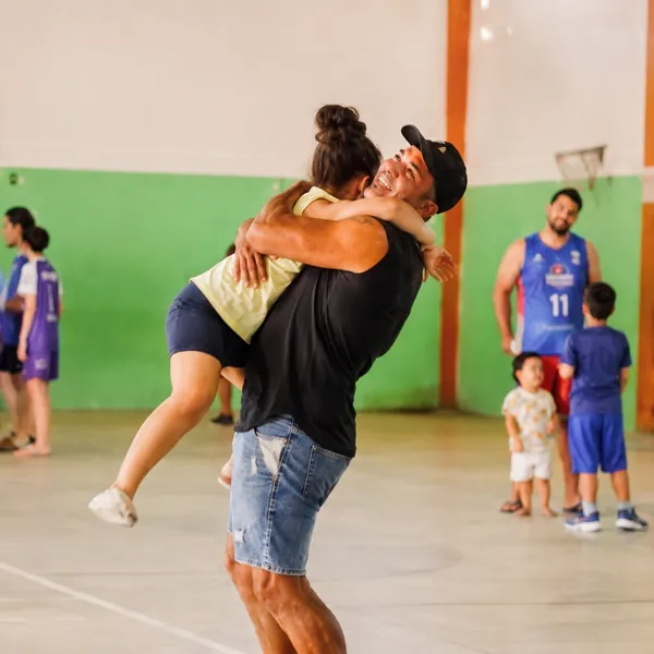 Comemoração da equipe do CDB dentro da quadra
