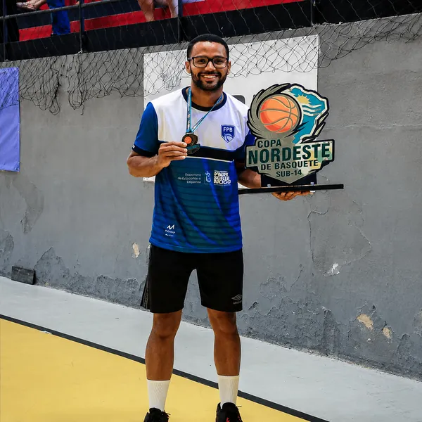 Professor do CDB com a medalha e o troféu da Copa Nordeste de Basquete Sub 14