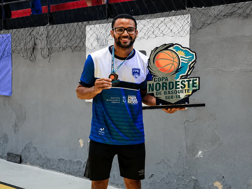 Professor Pedro Victor com a medalha e o troféu da Copa Nordeste de Basquete Sub 14
